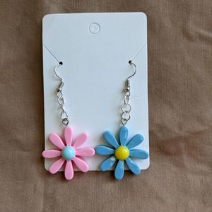 🛍 Mismatched Daisy Dangle Earrings